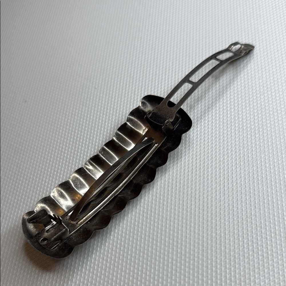 Silver Ribbed Hair Clip - Picture 4 of 9